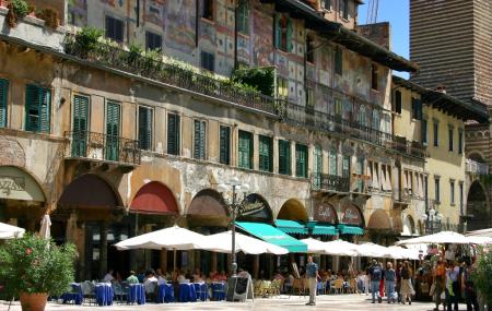 Piazaa Del Erbe Image