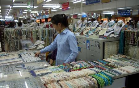 Shanghai's Hongqiao Pearl Market Image