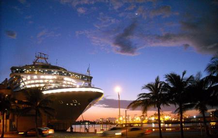 Honolulu Harbor Image